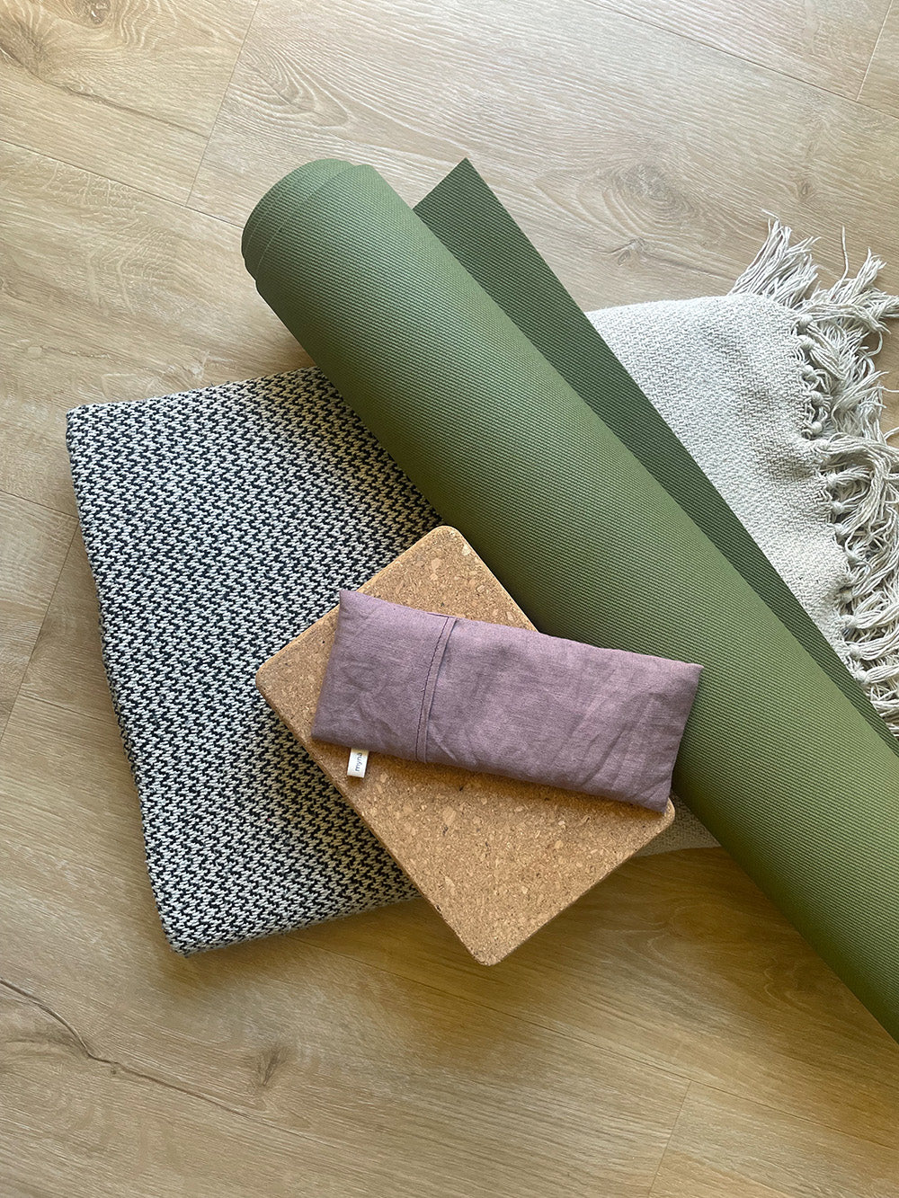 myna augenkissen mit yogazubehör